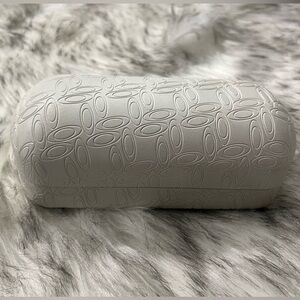 🕶️ Oakley Hard Sunglass Case — White Embossed O Logo Protective Eyewear Holder
